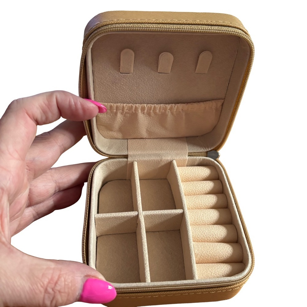 Avon Mother’s Day / Travel Jewelry Organizer NWT neutral tan colour